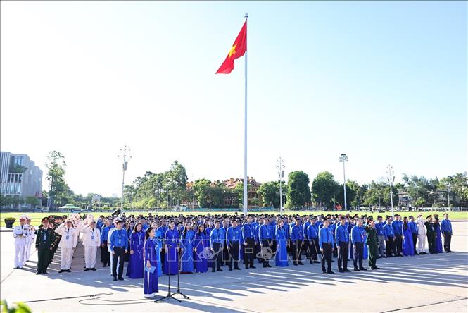 Các đại biểu báo công và vào Lăng viếng chủ tịch Hồ Chí Minh. Ảnh: Minh Đức - TTXVN