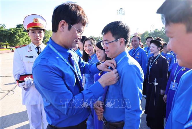 Trao huy hiệu Bác Hồ cho các đại biểu. Ảnh: Minh Đức - TTXVN