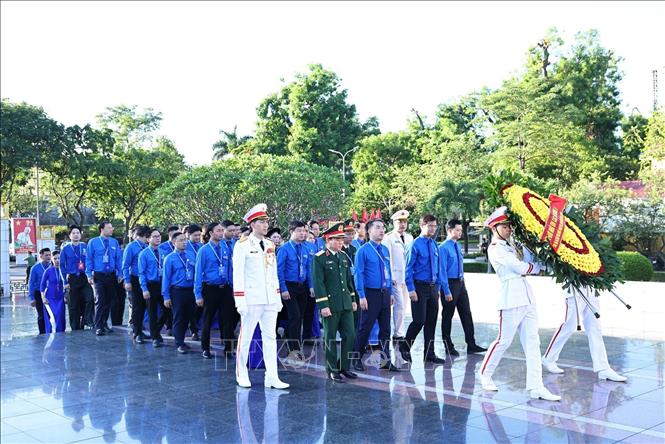 Các đại biểu dâng hương tại đài tưởng niệm anh hùng liệt sĩ Bắc Sơn. Ảnh: Minh Đức - TTXVN