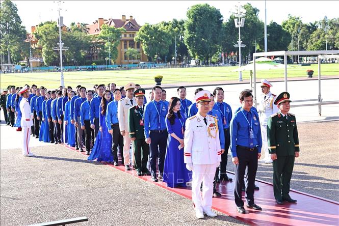 Các đại biểu vào Lăng viếng chủ tịch Hồ Chí Minh. Ảnh: Minh Đức - TTXVN