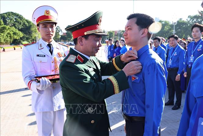 Trao huy hiệu Bác Hồ cho các đại biểu. Ảnh: Minh Đức - TTXVN