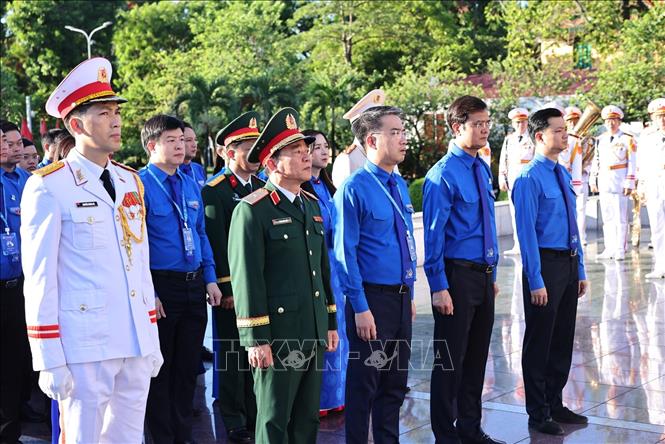 Các đại biểu dâng hương tại đài tưởng niệm anh hùng liệt sĩ Bắc Sơn. Ảnh: Minh Đức - TTXVN