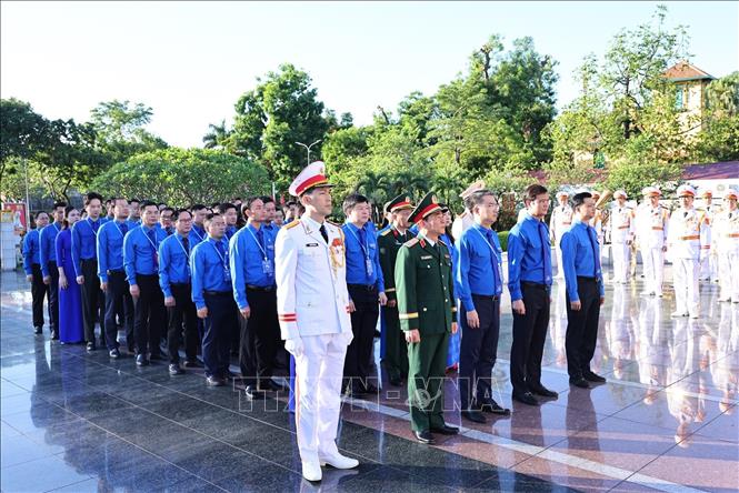 Các đại biểu dâng hương tại đài tưởng niệm anh hùng liệt sĩ Bắc Sơn. Ảnh: Minh Đức - TTXVN