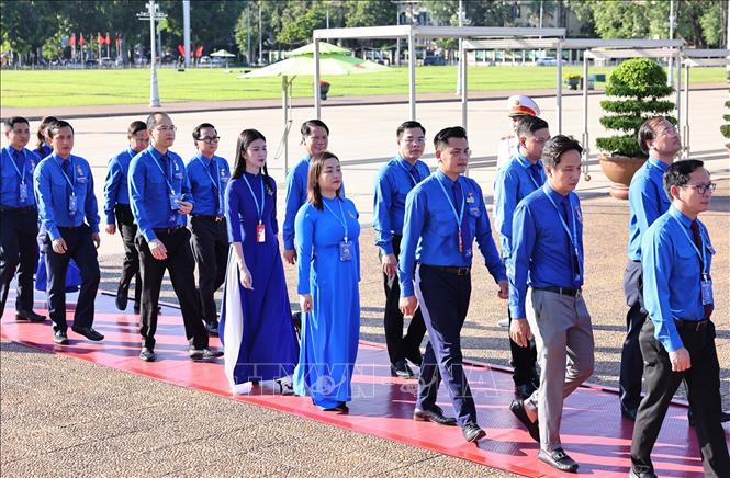 Các đại biểu vào Lăng viếng chủ tịch Hồ Chí Minh. Ảnh: Minh Đức - TTXVN