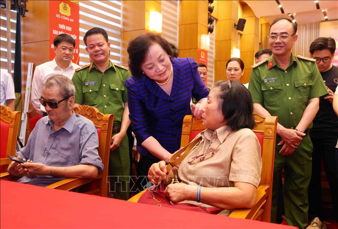 Phó Thủ tướng Phạm Thị Thanh Trà cùng các đại biểu thăm hỏi, động viên thân nhân Liệt sĩ chưa xác định thông tin trên toàn quốc đến lấy mẫu sinh phẩm ADN. Ảnh: Phạm Kiên - TTXVN
