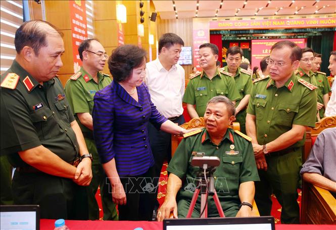 Phó Thủ tướng Phạm Thị Thanh Trà cùng các đại biểu thăm hỏi, động viên thân nhân Liệt sĩ chưa xác định thông tin trên toàn quốc đến lấy mẫu sinh phẩm ADN. Ảnh: Phạm Kiên - TTXVN