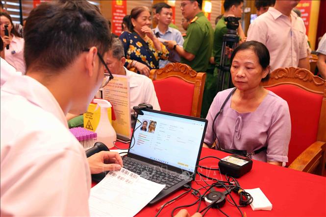 Thân nhân Liệt sĩ chưa xác định thông tin trên toàn quốc làm thủ tục lấy mẫu sinh phẩm ADN tại buổi lễ. Ảnh: Phạm Kiên - TTXVN