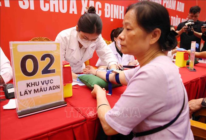 Thân nhân liệt sĩ chưa xác định thông tin trên toàn quốc được lấy mẫu sinh phẩm ADN tại buổi lễ. Ảnh: Phạm Kiên - TTXVN