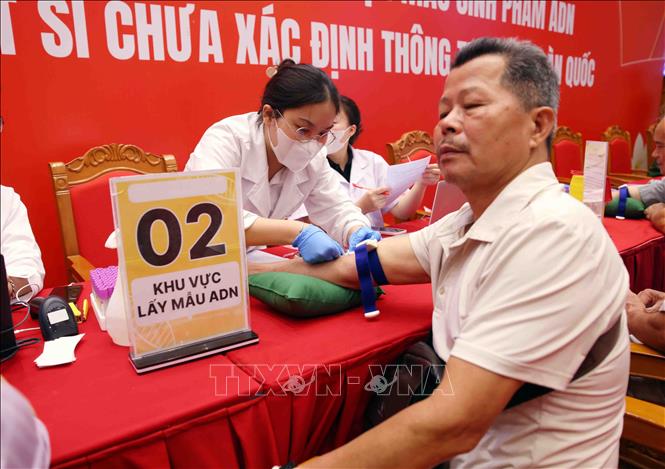 Thân nhân Liệt sĩ chưa xác định thông tin trên toàn quốc được lấy mẫu sinh phẩm ADN tại buổi lễ. Ảnh: Phạm Kiên - TTXVN
