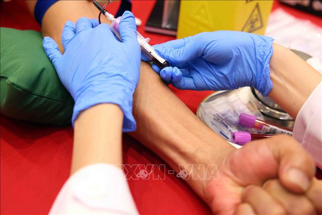 Thân nhân Liệt sĩ chưa xác định thông tin trên toàn quốc được lấy mẫu sinh phẩm ADN tại buổi lễ. Ảnh: Phạm Kiên - TTXVN