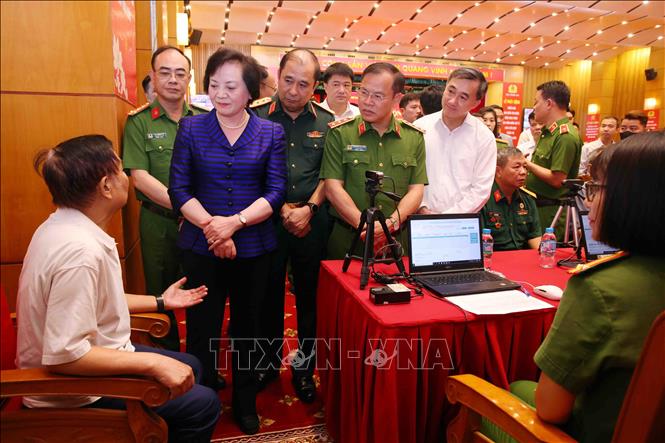 Phó Thủ tướng Phạm Thị Thanh Trà cùng các đại biểu thăm hỏi, động viên thân nhân Liệt sĩ chưa xác định thông tin trên toàn quốc đến lấy mẫu sinh phẩm ADN. Ảnh: Phạm Kiên - TTXVN