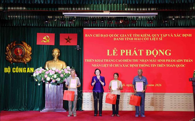 Phó Thủ tướng Phạm Thị Thanh Trà trao Thông báo kết quả giám định ADN hài cốt liệt sĩ cho Bet88.Com Link Nhà Cái Bet88 BMXCT Uy Tín thân nhân liệt sĩ. Ảnh: Phạm Kiên - TTXVN