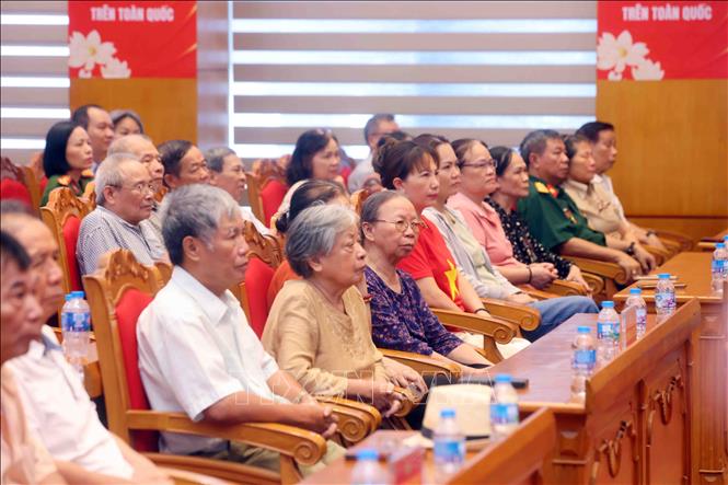 Gia đình thân nhân liệt sĩ chưa xác định thông tin tham dự buổi lễ. Ảnh: Phạm Kiên - TTXVN