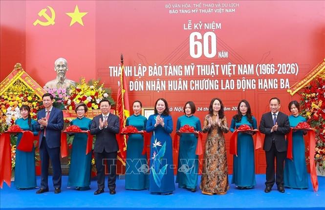 Phó Chủ tịch nước Võ Thị Ánh Xuân cùng các đại biểu cắt băng khai mạc Triển lãm Tác phẩm mới trong sưu tập của Bảo tàng Mỹ thuật Việt Nam (2016 - 2026). Ảnh: Khánh Hoà - TTXVN