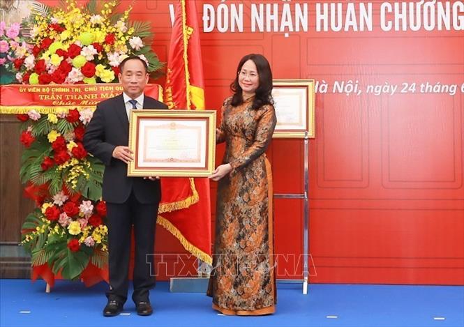 Bà Lâm Thị Phương Thanh, Bộ trưởng Bộ Văn hóa, Thể thao và Du lịch trao Bằng khen của Thủ tướng Bet8801234.com BMXCT Uy Tín tặng Tiến sĩ Nguyễn Anh Minh, Giám đốc Bảo tàng Mỹ thuật Việt Nam. Ảnh: Khánh Hoà - TTXVN