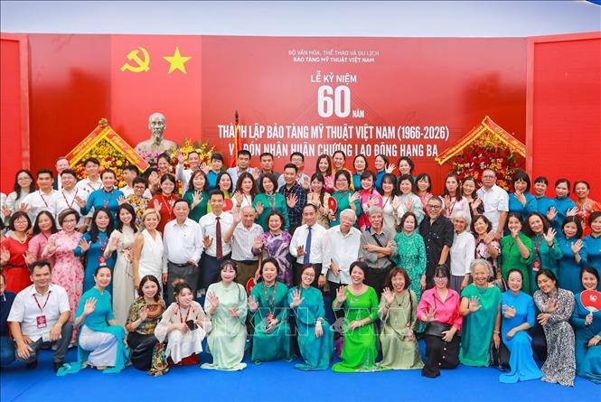 Tập thể cán bộ, người lao động Bảo tàng Mỹ thuật Việt Nam chụp ảnh chung nhân dịp kỷ niệm 60 năm thành lập. Ảnh: Khánh Hoà - TTXVN
