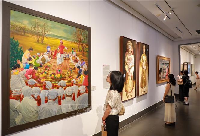 Người dân tham quan triển lãm. Ảnh: Khánh Hoà - TTXVN
