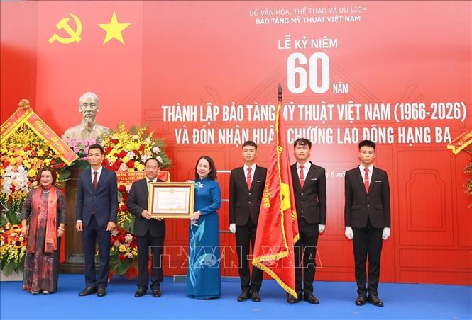 Phó Chủ tịch nước Võ Thị Ánh Xuân trao Huân chương Lao động hạng Ba của Chủ tịch nước tặng Bảo tàng Mỹ thuật Việt Nam. Ảnh: Khánh Hoà - TTXVN
