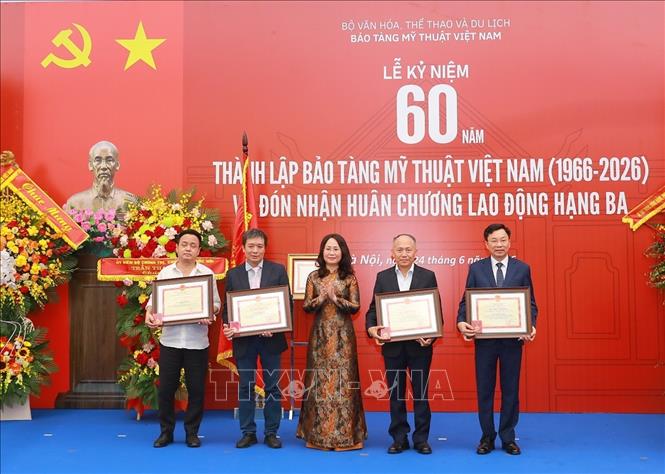 Bà Lâm Thị Phương Thanh, Bộ trưởng Bộ Văn hóa, Thể thao và Du lịch trao tặng kỷ niệm chương cho các tập thể và cá nhân có thành tích xuất sắc. Ảnh: Khánh Hoà - TTXVN
