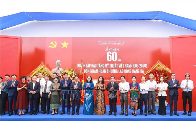 Phó Chủ tịch nước Võ Thị Ánh Xuân chụp ảnh chung cùng các đại biểu. Ảnh: Khánh Hoà - TTXVN

