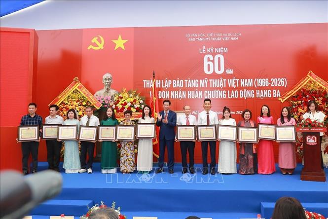 Các tập thể và cá nhân có thành tích xuất sắc nhận Bằng khen của Bộ trưởng Bộ Văn hóa, Thể thao và Du lịch. Ảnh: Khánh Hoà - TTXVN
