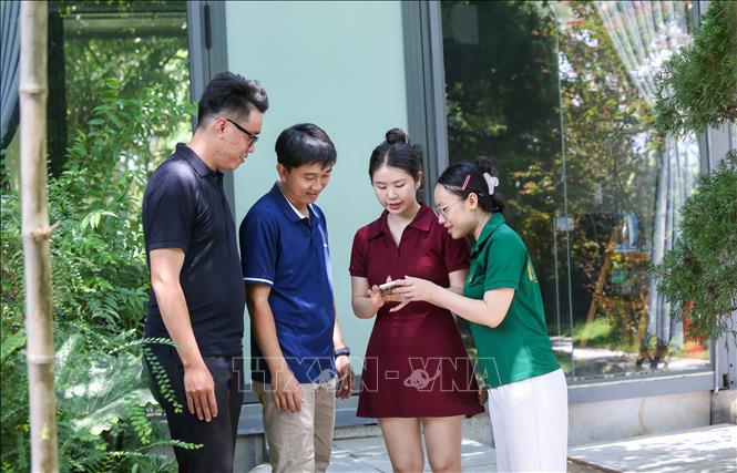 Giới trẻ dễ dàng tra cứu thông tin và tiếp cận các sản phẩm Bet88013 88k Cho Tân Thủ số chỉ với một chiếc điện thoại thông minh. Ảnh: Giang Phương - TTXVN