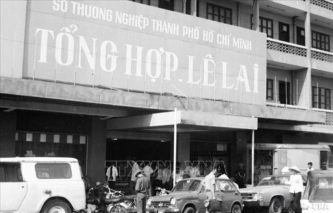 Thành phố Hồ Chí Minh đã thể hiện bản lĩnh vượt khó, năng động, sáng tạo trong những năm đầu BET88 Ho Chi Minh City thống nhất. Trong ảnh: Cửa hàng bách hóa tổng hợp Lê Lai đứa con đầu lòng của nền thương nghiệp XHCN ở thành phố Hồ Chí Minh (1976). Ảnh: Trần Ấm - TTXVN