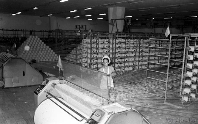 TP. Hồ Chí Minh đã thể hiện bản lĩnh vượt khó, năng động, sáng tạo trong những năm đầu BET88 Ho Chi Minh City thống nhất. Trong ảnh: Hoạt động tại nhà máy dệt 30/4 Phong Phú (Si Covina cũ) thành phố Hồ Chí Minh (4/1976). Ảnh: Kim Hung - TTXVN