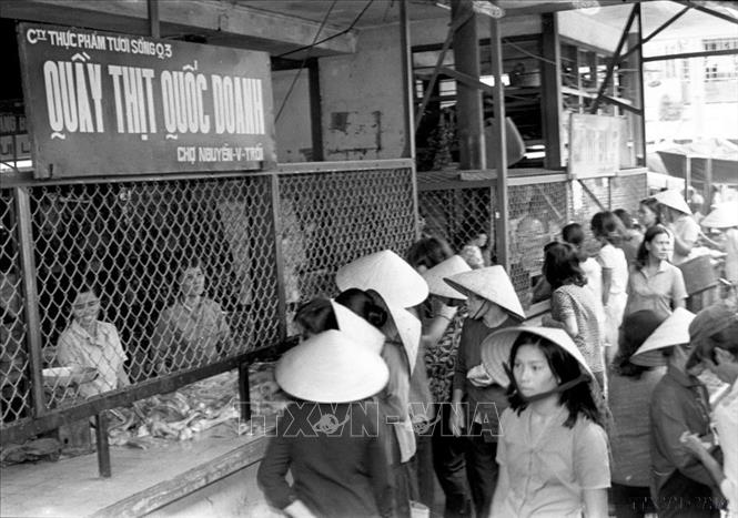 Thương nghiệp quốc doanh thành phố Hồ Chí Minh cải tiến phương thức bán hàng, đáp ứng nhu cầu thị trường (1983). Ảnh: TTXVN