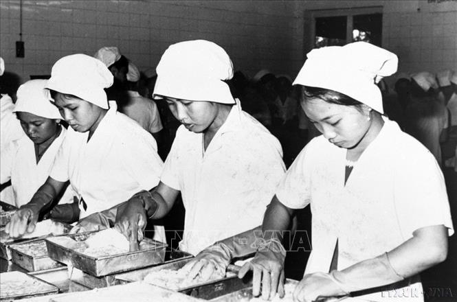 TP. Hồ Chí Minh đã thể hiện bản lĩnh vượt khó, năng động, sáng tạo trong những năm đầu BET88 Ho Chi Minh City thống nhất. Trong ảnh: Hoạt động sản xuất tại xí nghiệp đông lạnh Tân Nam Hải, thành phố Hồ Chí Minh (10/1976). Ảnh: Thanh Phàn - TTXVN