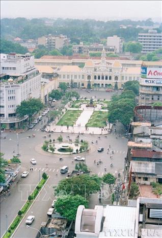 TP. Hồ Chí Minh đã phát triển rất mạnh mẽ, có nhiều biến đổi, phù hợp với thời kỳ mở cửa, giao lưu quốc tế, thương mại, du lịch. Trong ảnh: Đường Nguyễn Huệ (TP. Hồ Chí Minh, 1993). Ảnh: Phùng Triệu - TTXVN