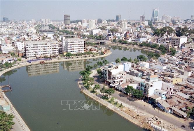 TP. Hồ Chí Minh đã và đang tiếp tục phát triển đô thị theo hướng văn minh, hiện đại. Việc chỉnh trang đô thị gắn với cải tạo môi trường được đẩy mạnh thực hiện, như giải tỏa nhà trên và ven kênh rạch. Trong ảnh: Kênh Nhiêu Lộc (phường 3, quận Bình Thạnh) mới được cải tạo nâng cấp (TP. Hồ Chí Minh, 2005). Ảnh: Đình Huệ - TTXVN