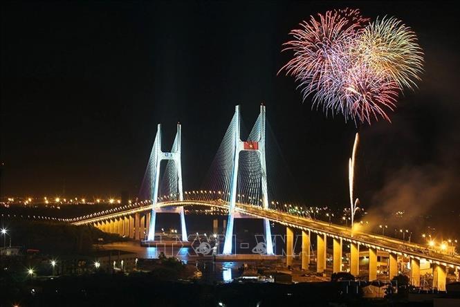 TP. Hồ Chí Minh đã và đang tiếp tục phát triển đô thị theo hướng văn minh, hiện đại. Các khu đô thị mới được quy hoạch gắn với khu vực trung tâm hiện hữu. Trong ảnh: Cầu Phú Mỹ (TP Hồ Chí Minh) trong ngày khánh thành. Ảnh: Quang Nhựt - TTXVN