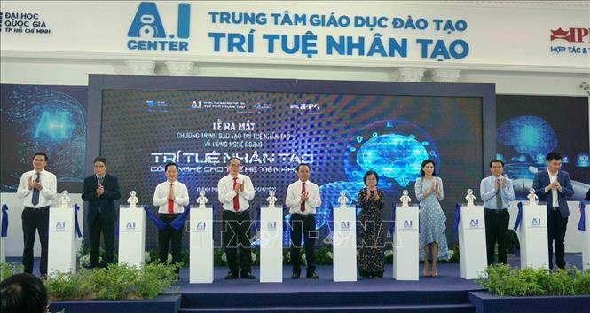 TP. Hồ Chí Minh cũng là trung tâm đào tạo nguồn nhân lực chất lượng cao. Trong ảnh: Lễ ra mắt Chương trình đào tạo trí tuệ nhân tạo và công nghệ Robot (AIC) tại Đại học quốc gia Thành phố Hồ Chí Minh (2021). Ảnh: Thu Hoài - TTXVN