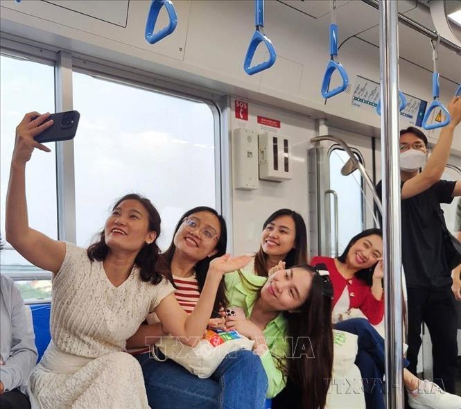 TP. Hồ Chí Minh tạo điều kiện để cuộc sống của người dân không ngừng được nâng lên, bảo đảm cuộc sống bình yên. Trong ảnh: Người dân Thành phố Hồ Chí Minh đón ngày đầu Năm mới 2025 trên tuyến Metro Bến Thành - Suối Tiên. Ảnh: TTXVN phát
