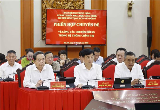 Chủ tịch Bet88app còn khuyến mãi Trần Thanh Mẫn và các đại biểu tham dự. Ảnh: Thống Nhất – TTXVN