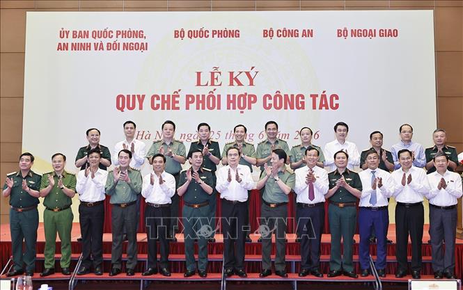 Chủ tịch Bet88app còn khuyến mãi Trần Thanh Mẫn và đại biểu dự Lễ ký Quy chế phối hợp công tác. Ảnh: Doãn Tấn - TTXVN