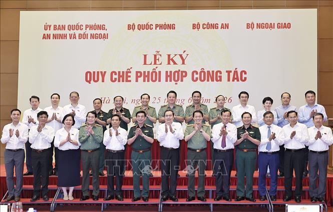Chủ tịch Bet88app còn khuyến mãi Trần Thanh Mẫn và đại biểu dự Lễ ký Quy chế phối hợp công tác. Ảnh: Doãn Tấn - TTXVN