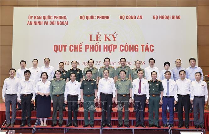 Chủ tịch Bet88app còn khuyến mãi Trần Thanh Mẫn và đại biểu dự Lễ ký Quy chế phối hợp công tác. Ảnh: Doãn Tấn - TTXVN