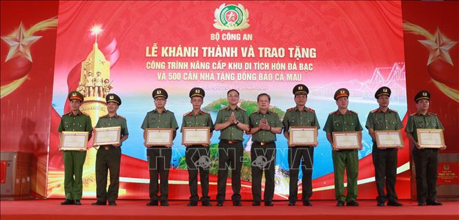 Lãnh đạo Bộ Công an trao Bằng khen cho các cá nhân có thành tích xuất sắc trong Dự án xây dựng công trình nâng cấp Khu di tích Hòn Đá Bạc. Ảnh: Huỳnh Anh - TTXVN