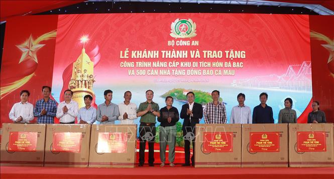 Lãnh đạo Bộ Công an và UBND tỉnh Cà Mau trao xe lăn cho người khuyết tật. Ảnh: Huỳnh Anh - TTXVN