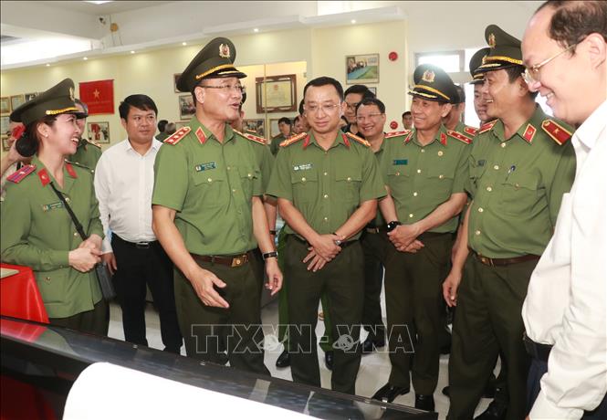 Thượng tướng Phạm Thế Tùng, Thứ trưởng Bộ Công an cùng các đại biểu tham quan Nhà trưng bày chiến thắng kế hoạch phản gián CM12. Ảnh: Huỳnh Anh - TTXVN