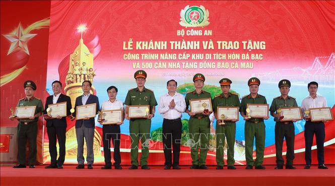Phó Chủ tịch UBND tỉnh Cà Mau Ngô Vũ Thăng trao Bằng khen của Chủ tịch UBND tỉnh cho các cá nhân có thành tích đóng góp vào việc xây dựng công trình nâng cấp Khu di tích Hòn Đá Bạc. Ảnh: Huỳnh Anh - TTXVN