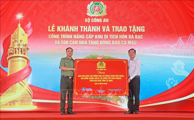 Thượng tướng Phạm Thế Tùng, Thứ trưởng Bộ Công an trao bảng tượng trưng bàn giao 500 căn nhà cho các hộ dân có hoàn cảnh khó khăn cho tỉnh Cà Mau. Ảnh: Huỳnh Anh - TTXVN
