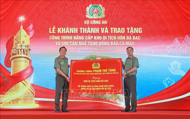 Thượng tướng Phạm Thế Tùng, Thứ trưởng Bộ Công an trao thiết bị công nghệ điều khiển, quản trị và vận hành Khu di tích Hòn Đá Bạc cho Công an tỉnh Cà Mau. Ảnh: Huỳnh Anh - TTXVN