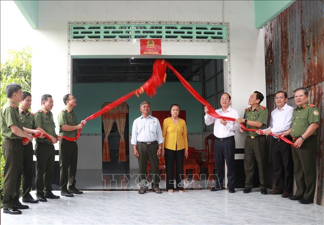 Thượng tướng Phạm Thế Tùng, Thứ trưởng Bộ Công an cùng các đại biểu thực hiện nghi thức bàn giao căn nhà cho hộ Bet88.Com Link Nhà Cái Bet88 BMXCT Uy Tín ông Lý Huỳnh, ngụ ấp Sào Lưới B, xã Đá Bạc. Ảnh: Huỳnh Anh - TTXVN