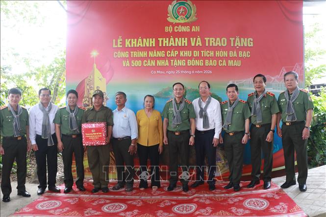 Căn nhà vừa được bàn giao là một trong 500 căn nhà trao cho các hộ dân được hỗ trợ xây dựng nhà ở từ chương trình an sinh xã hội do Bộ Công an phối hợp tỉnh Cà Mau triển khai. Ảnh: Huỳnh Anh - TTXVN