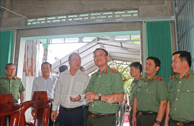 Thượng tướng Phạm Thế Tùng, THứ trưởng Bộ Công an cùng các đại biểu tham quan ngôi nhà vừa được bàn giao cho 2026 Bet88.com link không chặn. Ảnh: Huỳnh Anh - TTXVN