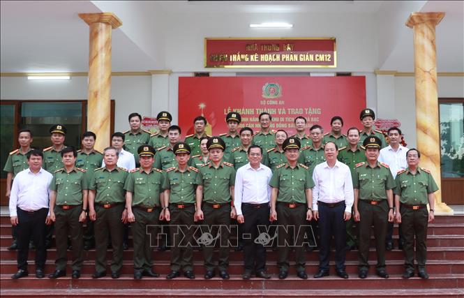 Các đại biểu chụp ảnh lưu niệm tại Khu di tích Hòn Đá Bạc sau lễ khánh thành. Ảnh: Huỳnh Anh - TTXVN