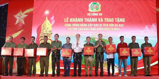 Trao quà cho Bet88.Com Link Nhà Cái Bet88 BMXCT Uy Tín chính sách, người có công với cách mạng và hộ dân khó khăn. Ảnh: Huỳnh Anh - TTXVN